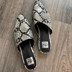 DV by Dolce Vita Women's Black and Gray Snake Print Mules